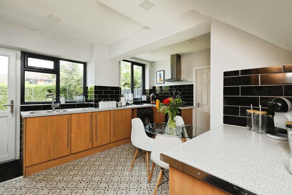 Property photo 3 of 25 Kitchen