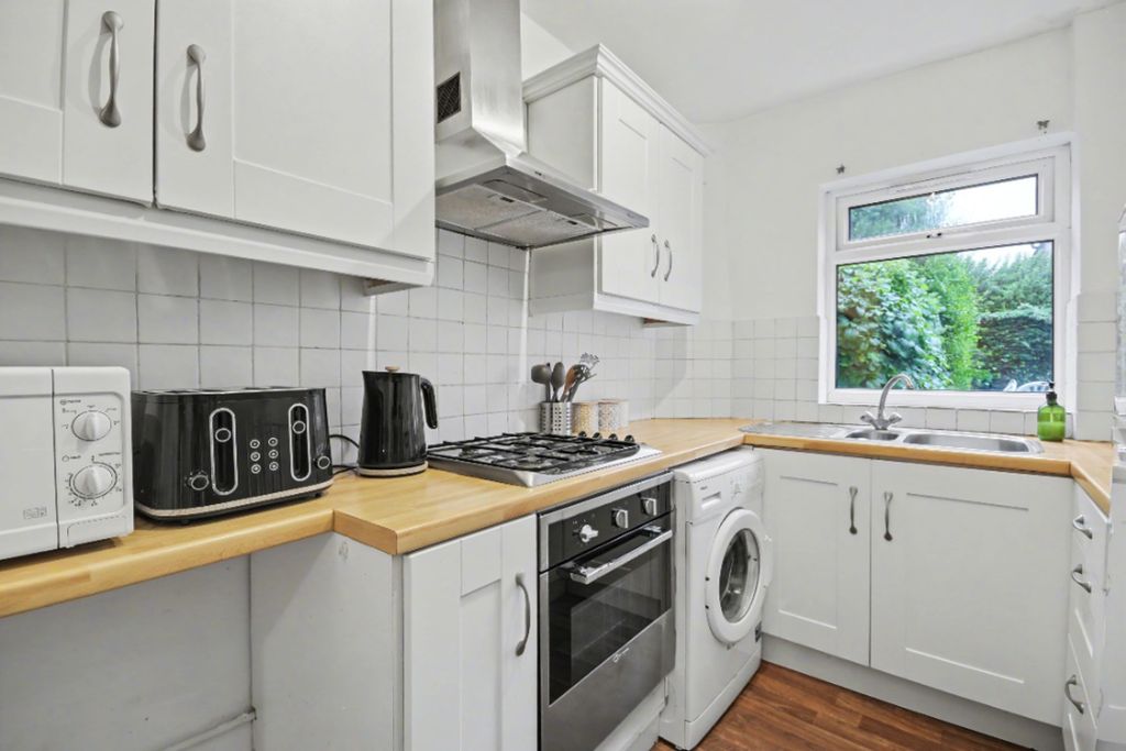 Property photo 3 of 11 Kitchen