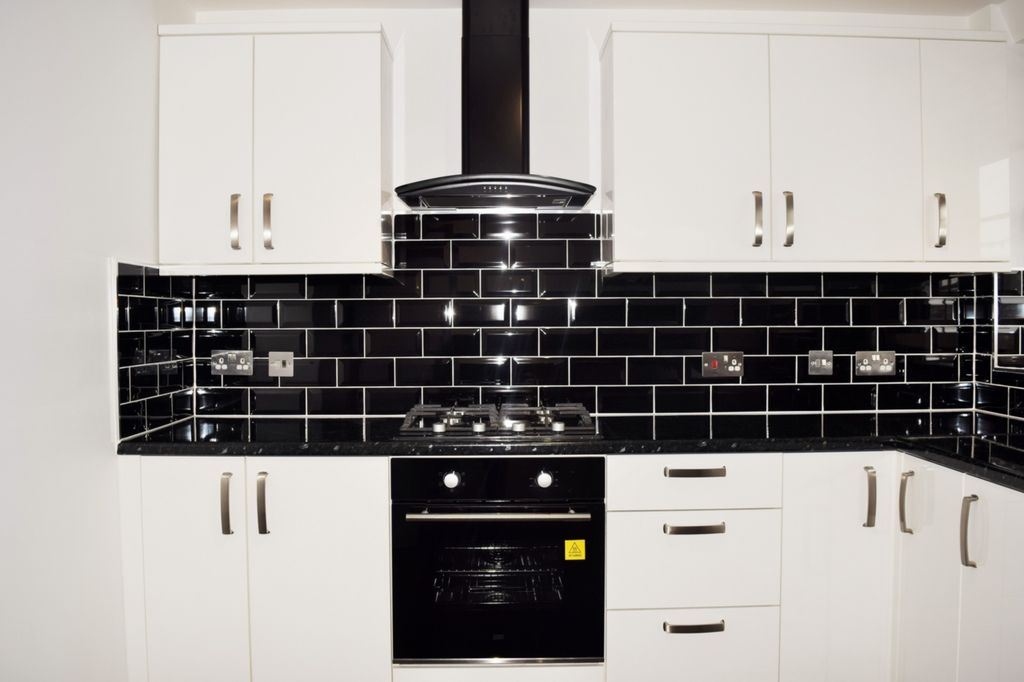 Property photo 3 of 8 Modern Kitchen