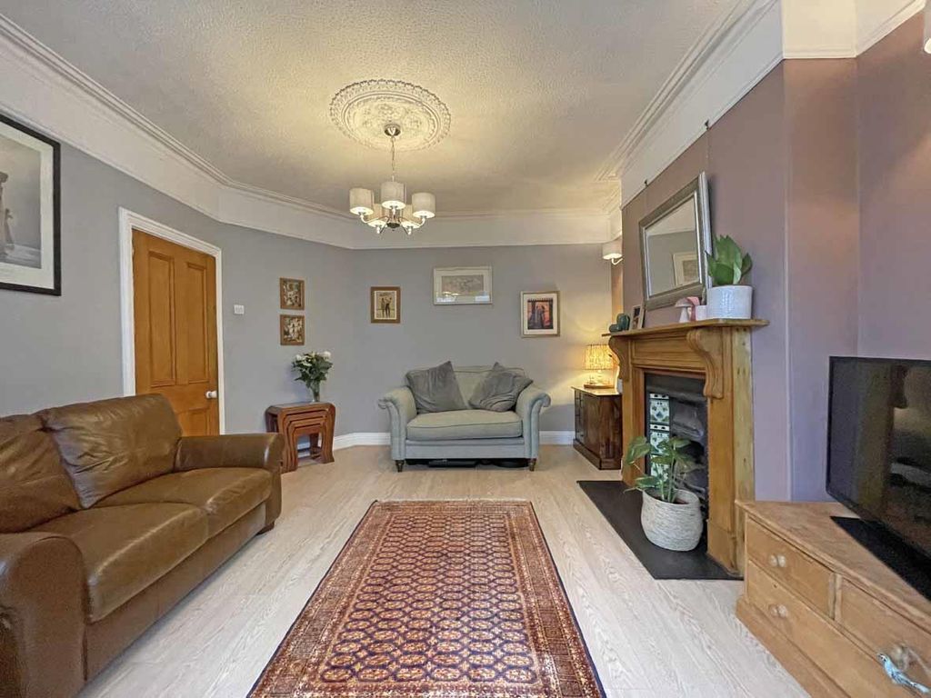 Property photo 2 of 21 Edgecumbe Park Road 27 Lounge 4.Jpg