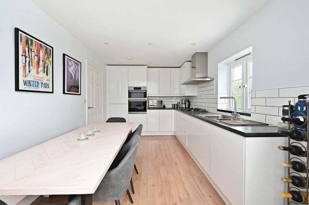 Property photo 3 of 9 Kitchen/Dining Room