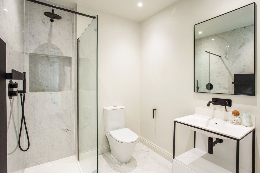 Property photo 3 of 7 Bathroom