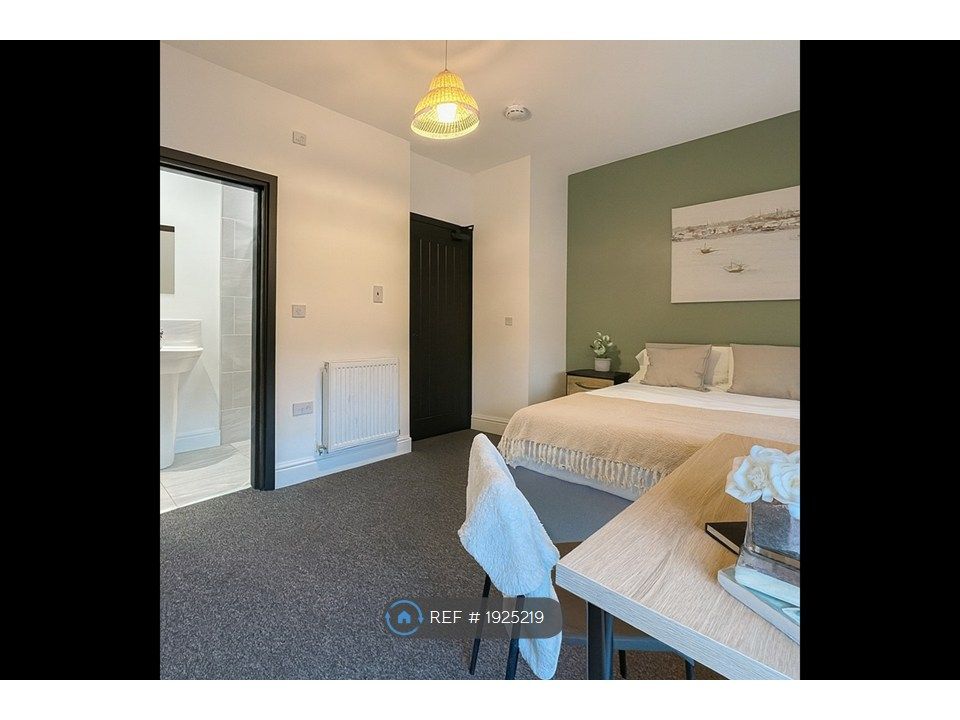 Property photo 1 of 11 Room 5