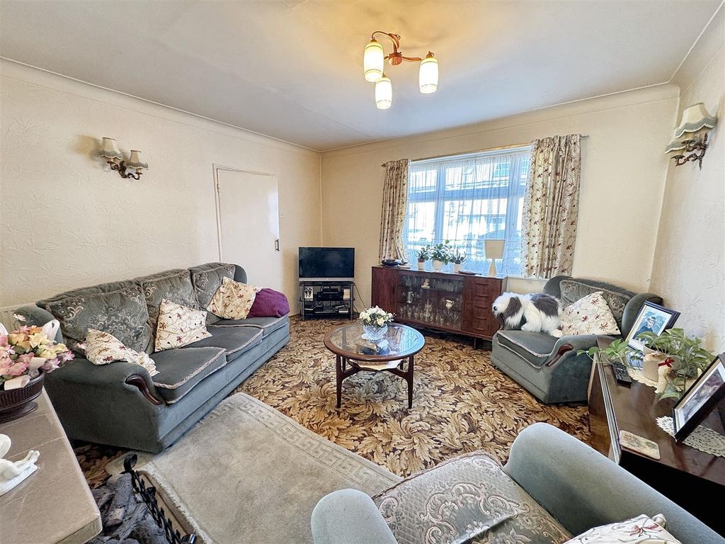Property photo 3 of 16 Lounge