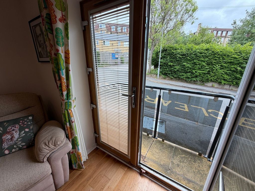 2 bed flat for saleThe Green, Bingley BD16 photo 5