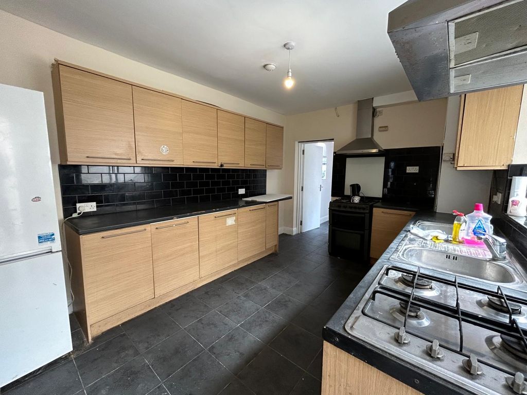 Property photo 1 of 10 5 Bed Semi-Detached House To Rent Woodlands Road, Southall Ub1