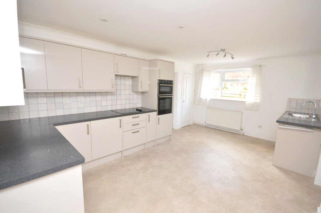 Property photo 3 of 19 Kitchen