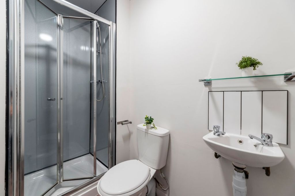 Property photo 3 of 7 29Trf4 Bathroom