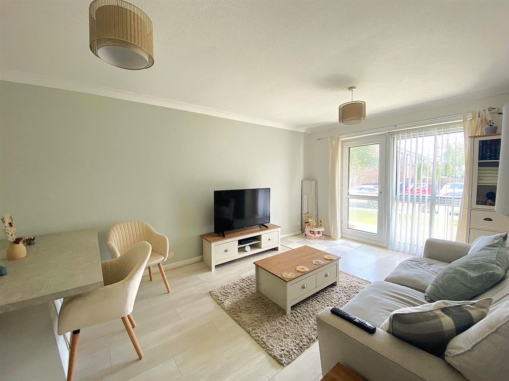 Property photo 3 of 12 15A Harewood Close - Lounge2.Jpg