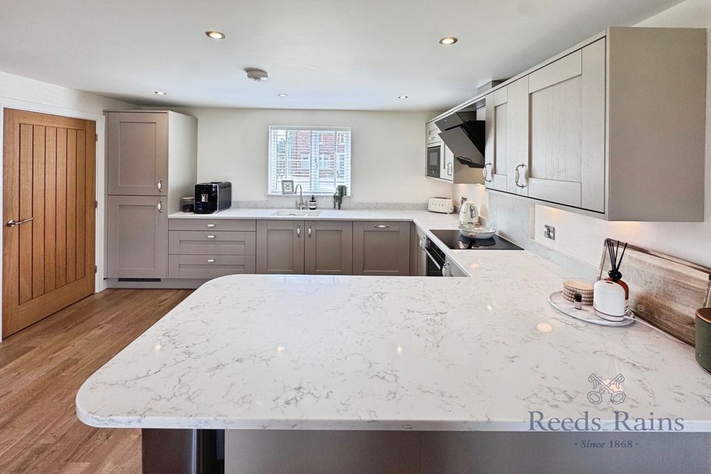 Property photo 3 of 33 Kitchen