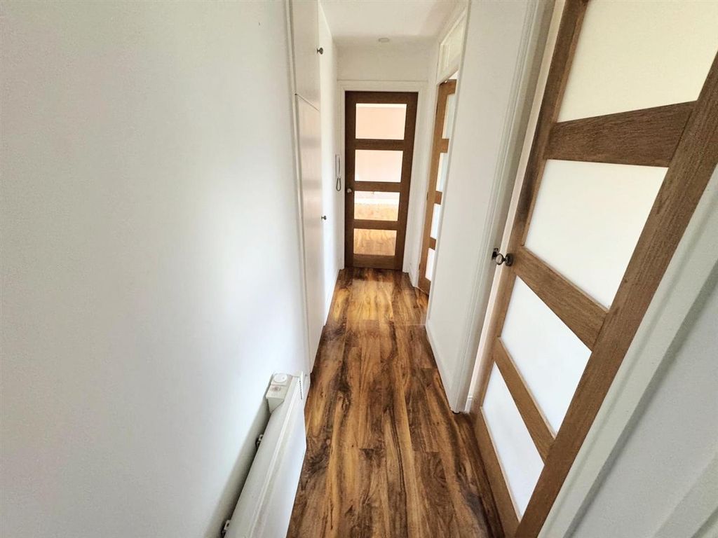 Property photo 2 of 8 Entrance Hall