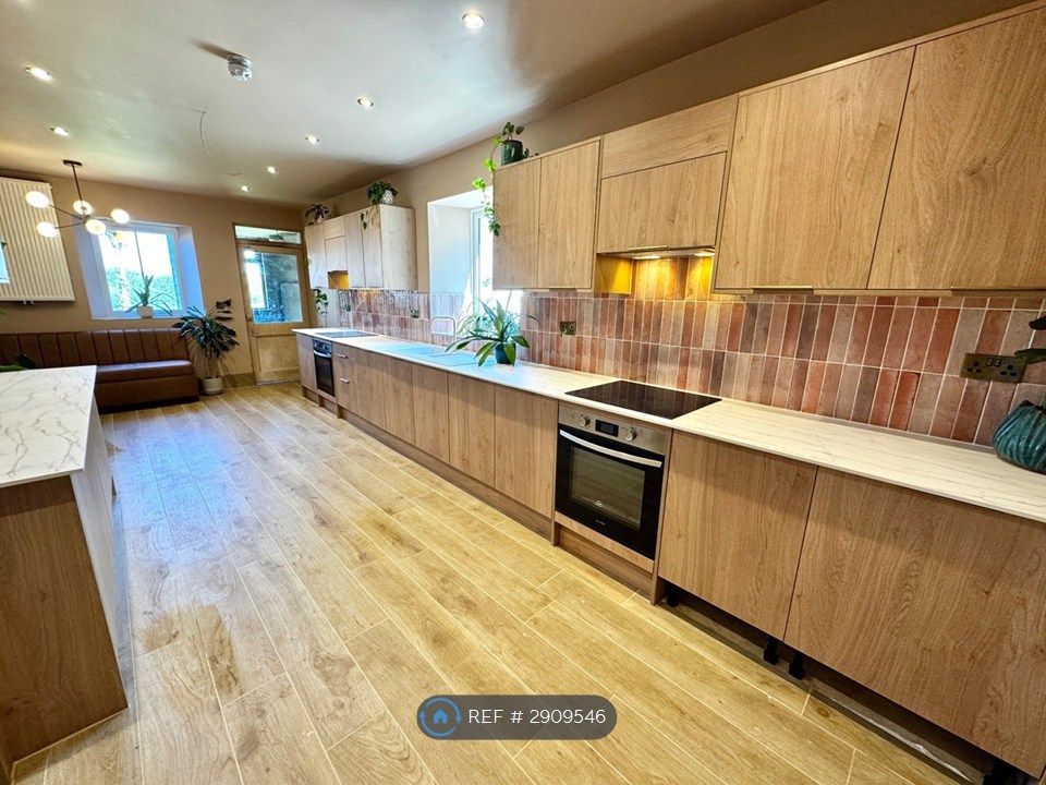 Property photo 3 of 10 Communal Kitchen