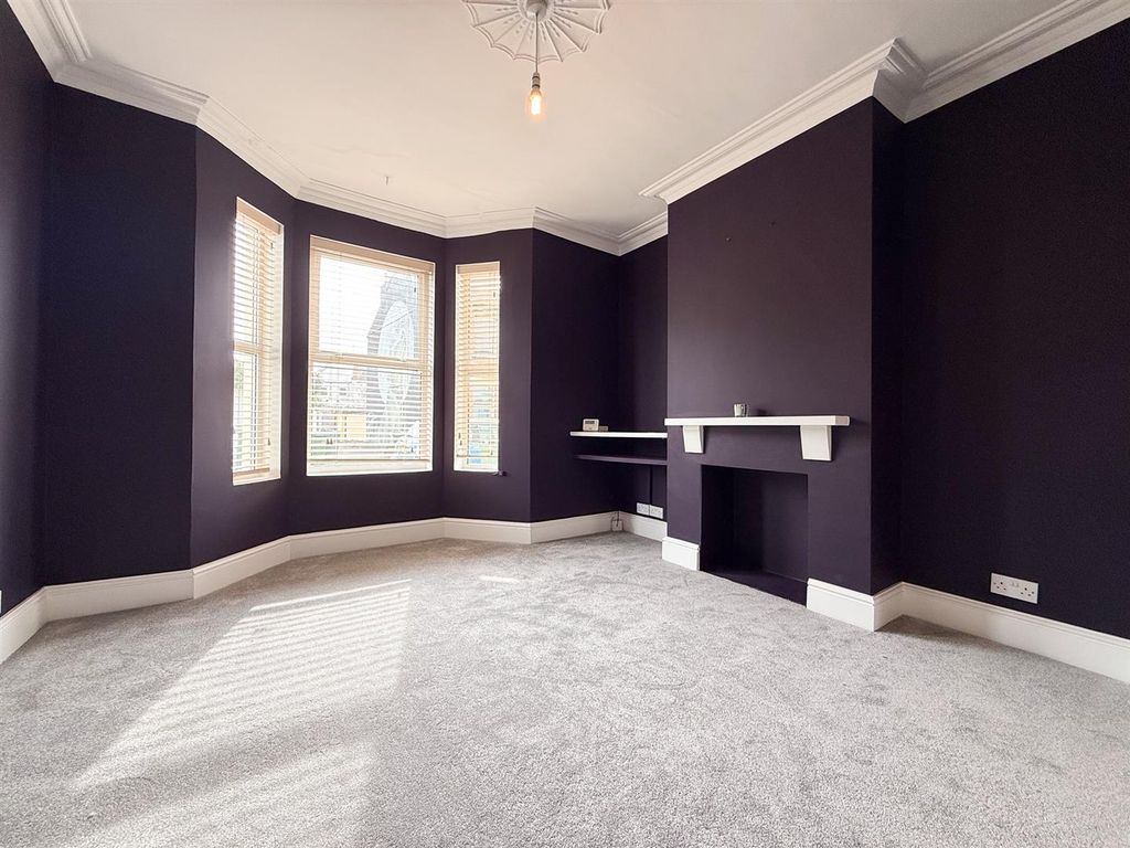 Property photo 2 of 11 Lounge