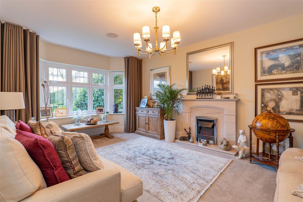 Property photo 2 of 35 Lounge