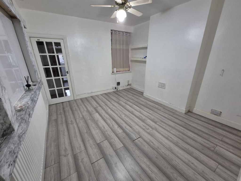 Property photo 3 of 10 Dining