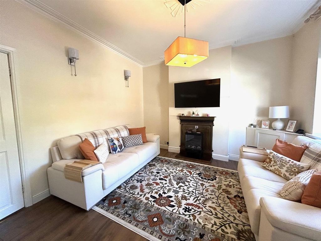 Property photo 2 of 9 38 High Street Lounge.Jpg