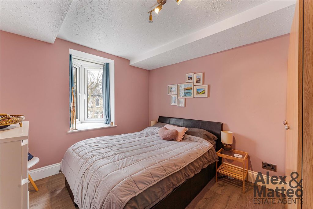 Property photo 3 of 13 Chiltern Court