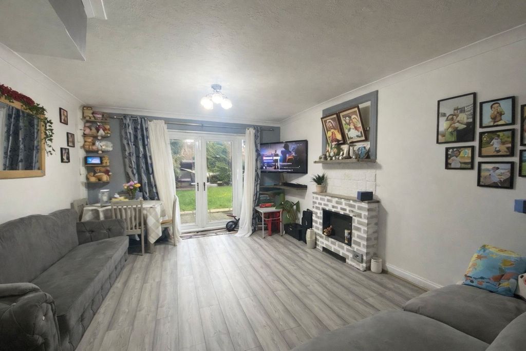 Property photo 3 of 7 Living Room