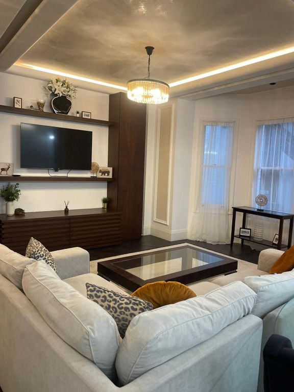 Property photo 1 of 12 3 Bed Flat To Rent Lexum Gardens, London W8