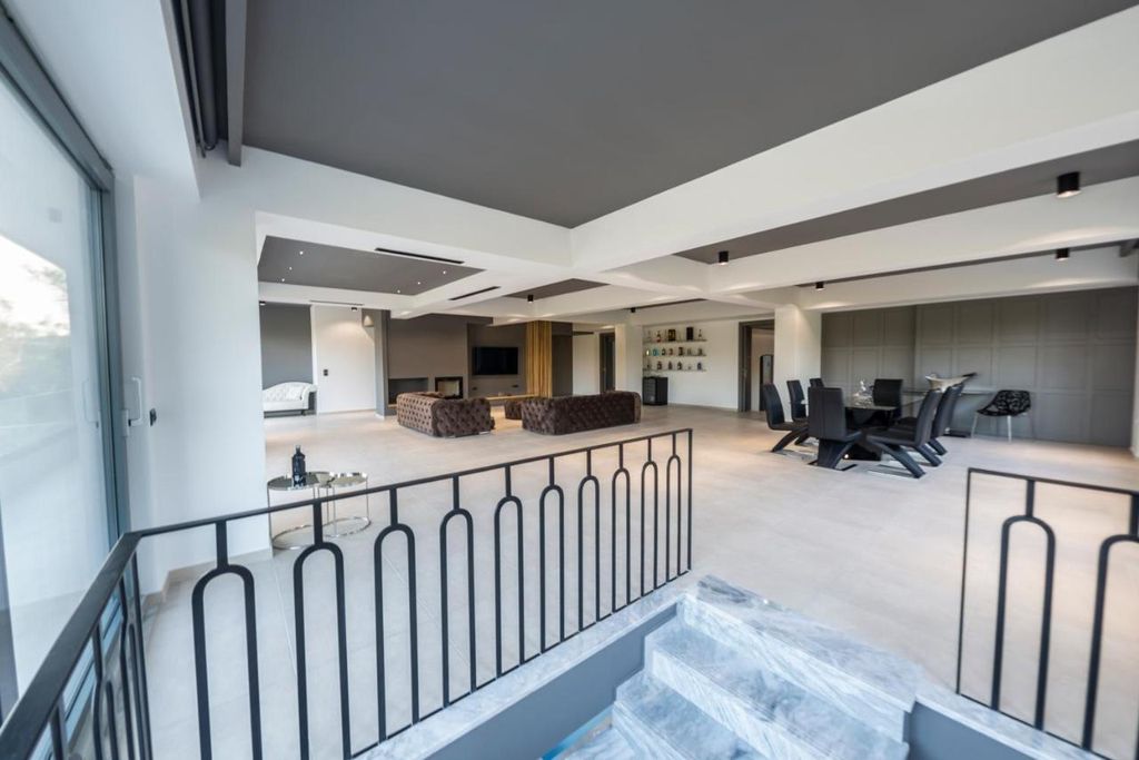 Property photo 3 of 16 Upstairs Sitting And Dining Area
