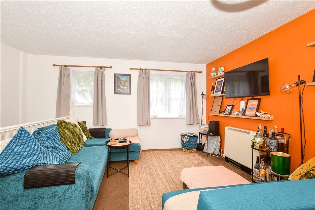 Property photo 2 of 11 Lounge