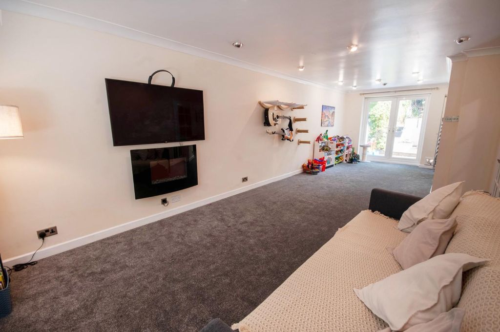 Property photo 2 of 21 Open Plan Lounge