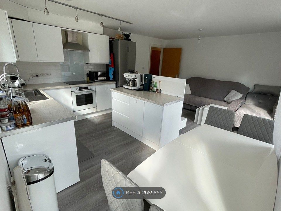 Property photo 3 of 10 Kitchen