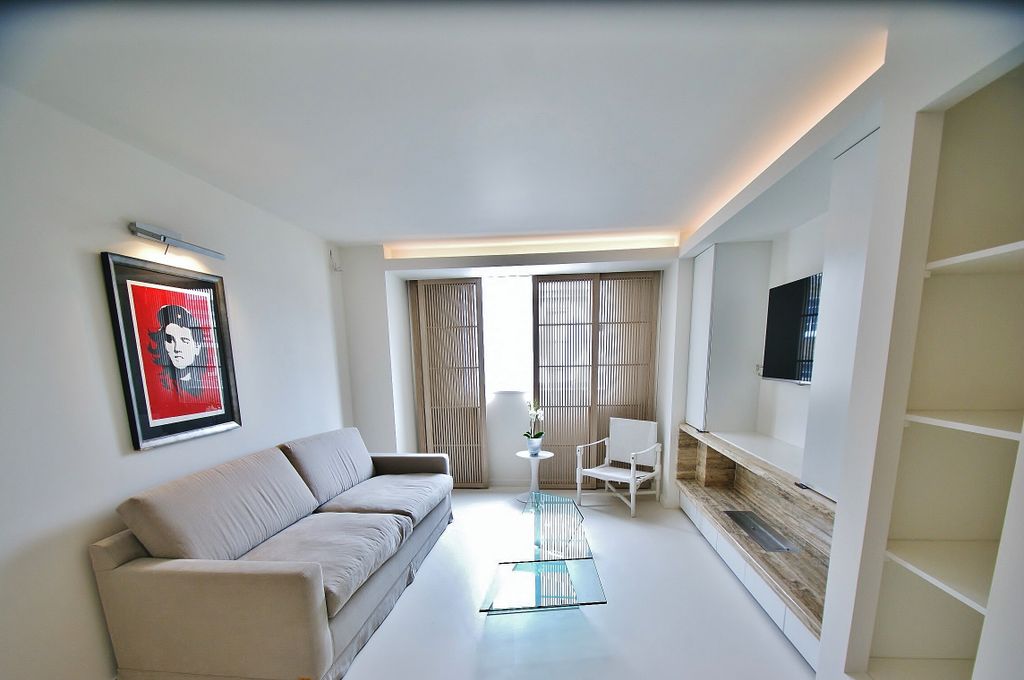 Property photo 1 of 7 George Street, Marylebone