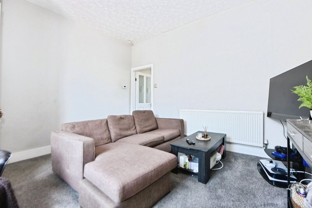 Property photo 3 of 16 Lounge