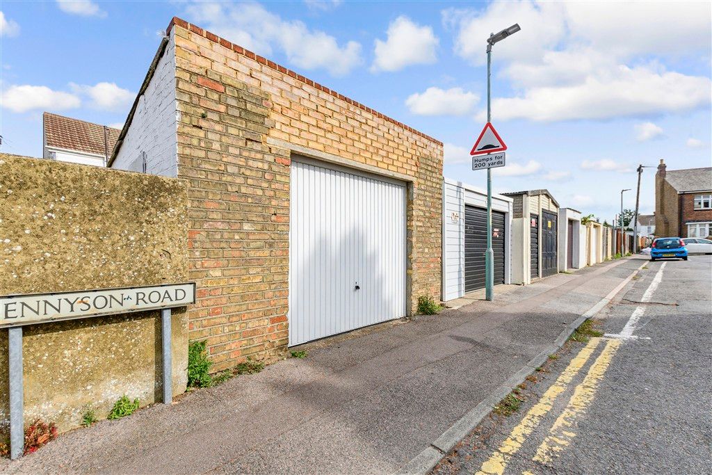 Property photo 1 of 11 Garage