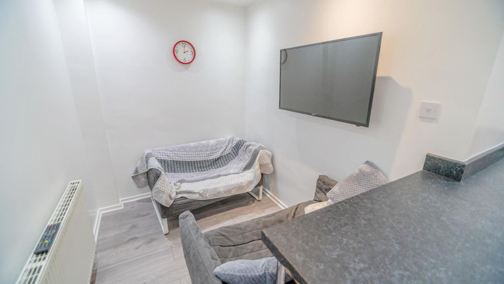 Property photo 2 of 18 Kitchen/ Living Room