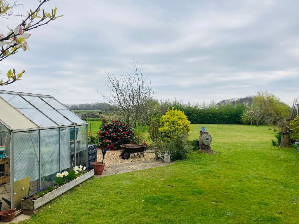 Property photo 3 of 26 Garden 4