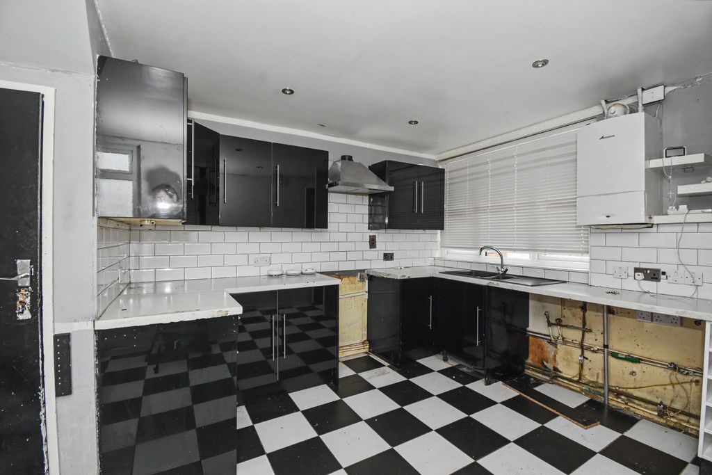 Property photo 3 of 21 21 Heriot Road, Chertsey, Kt16 9Bu