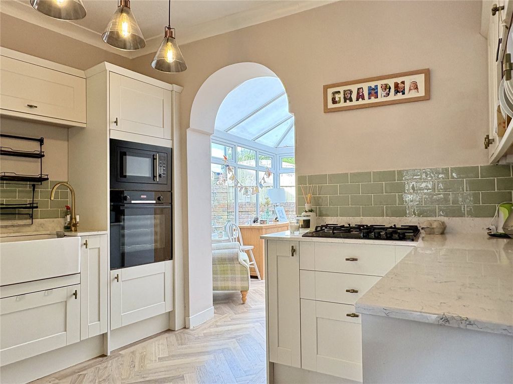 Property photo 3 of 19 Kitchen