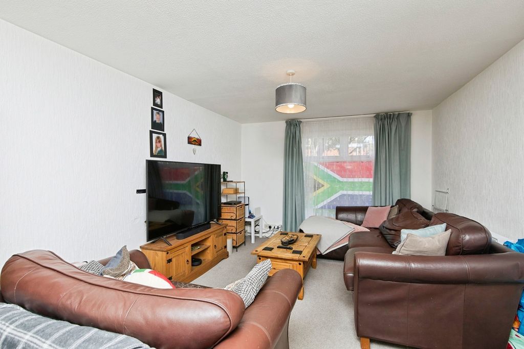 Property photo 3 of 17 Lounge
