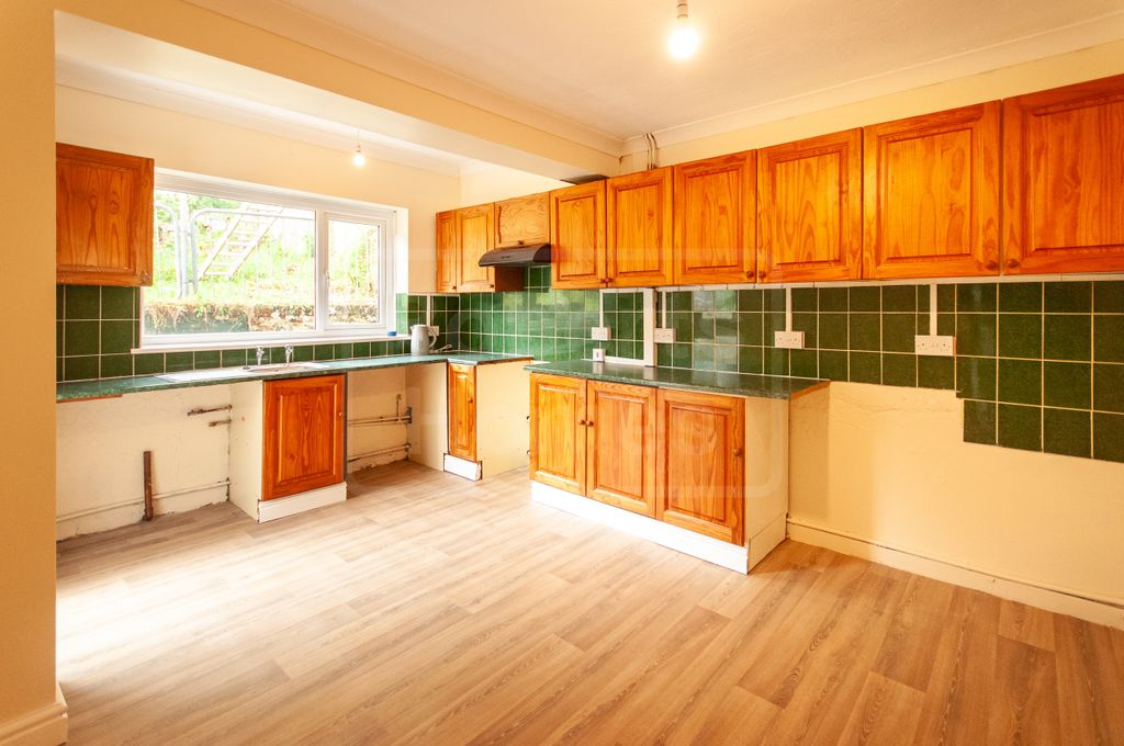 Property photo 3 of 12 Kitchen