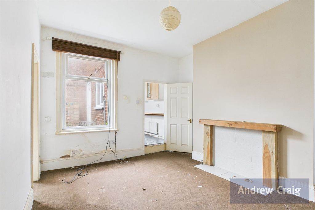 Property photo 3 of 8 Lounge