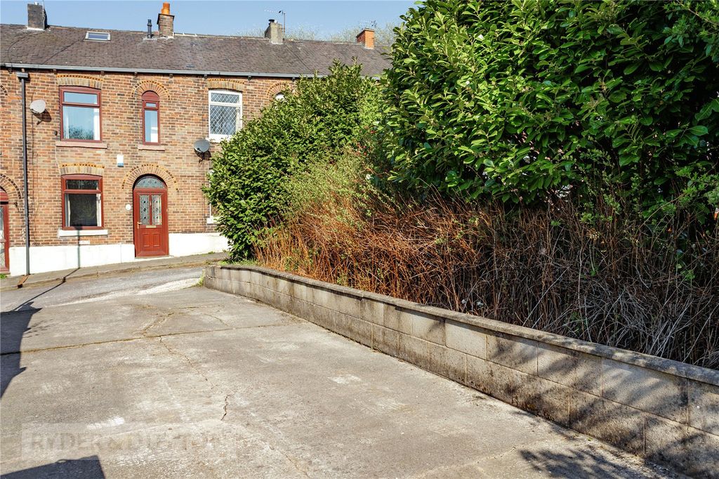 Property photo 2 of 18 Driveway