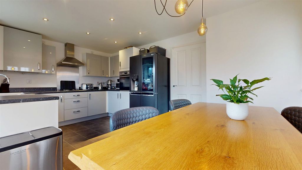 Property photo 3 of 20 Kitchen/Dining Room