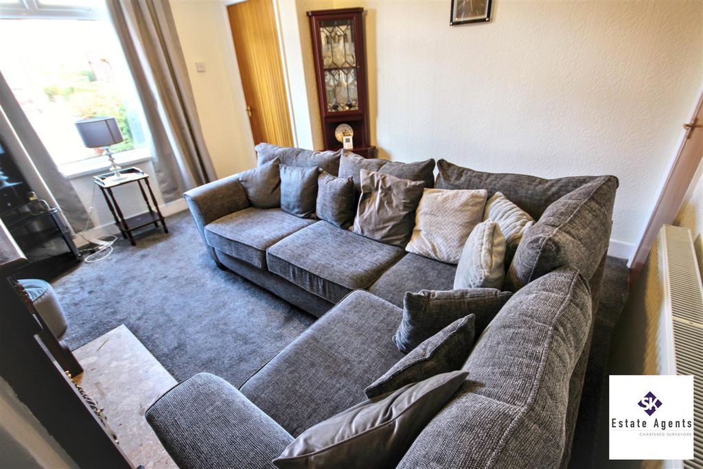 Property photo 3 of 16 Lounge