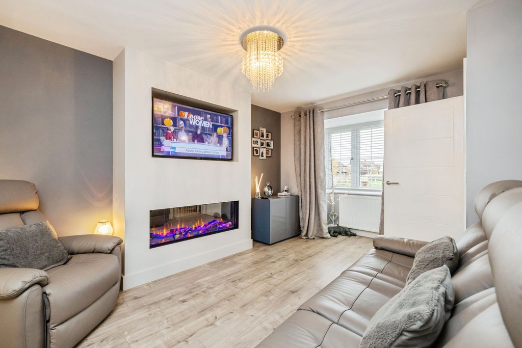 Property photo 3 of 19 2025-10-31-6Twellfields017