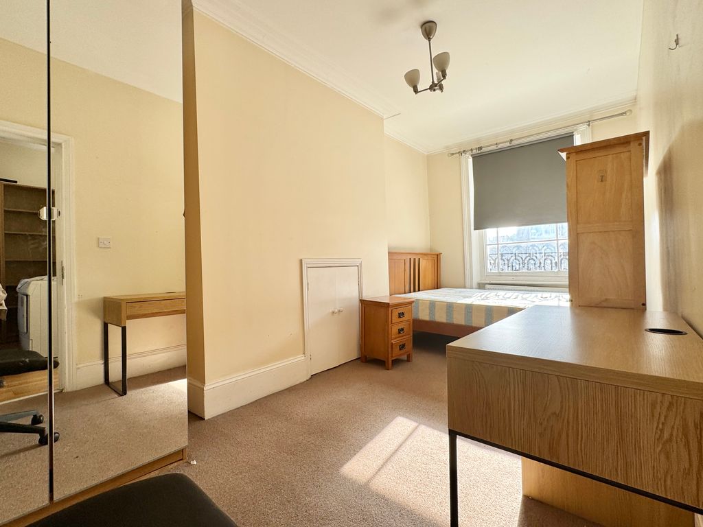Property photo 2 of 27