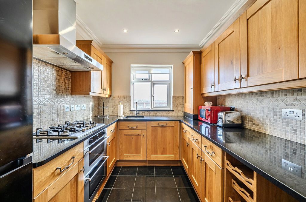 Property photo 2 of 11 Picture No. 18