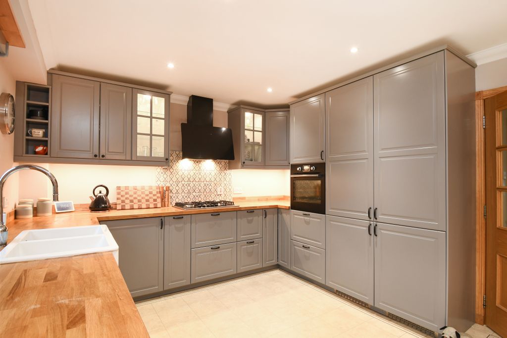 Property photo 3 of 25 Kitchen