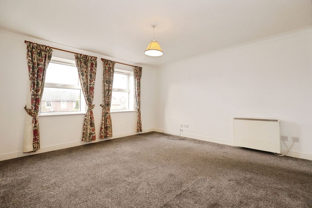 Property photo 3 of 8 Lounge