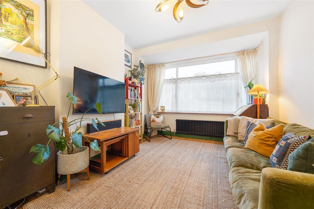 Property photo 2 of 16 Ravenscroft Road-9.Jpg