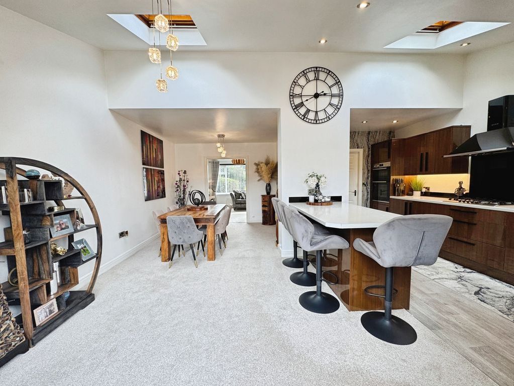 Property photo 1 of 20 Dining Kitchen
