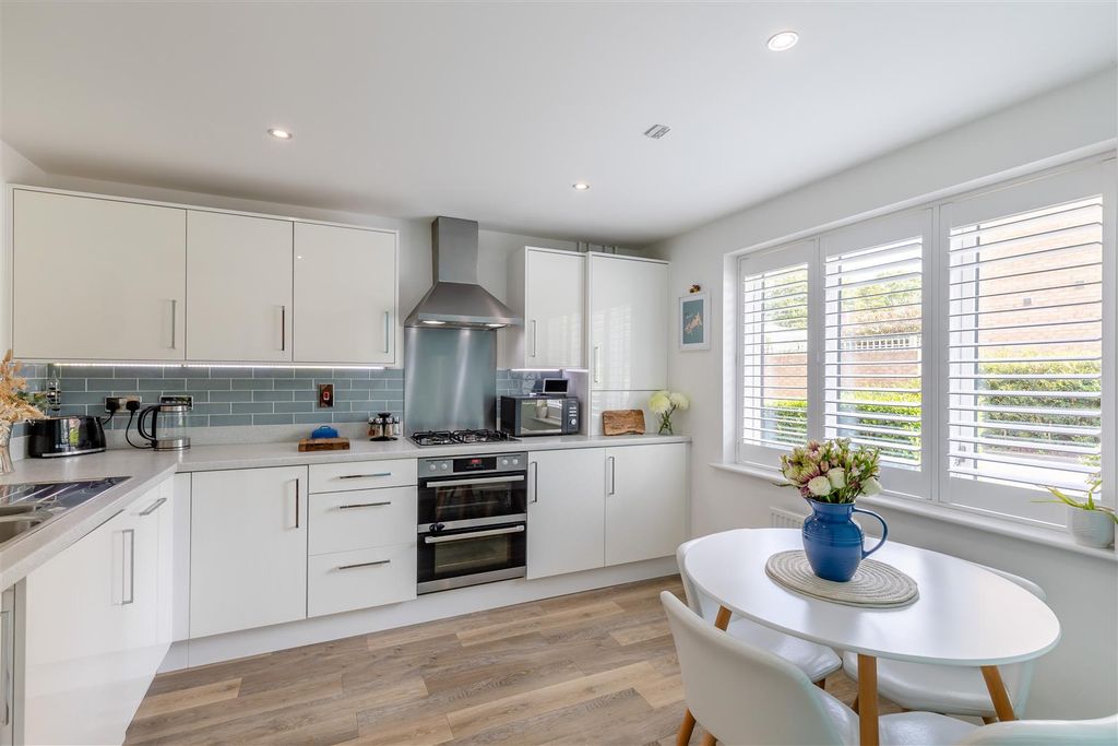 Property photo 2 of 18 8647609-Interior06.Jpg
