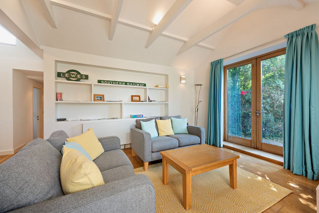 Property photo 3 of 14 Sitting Room