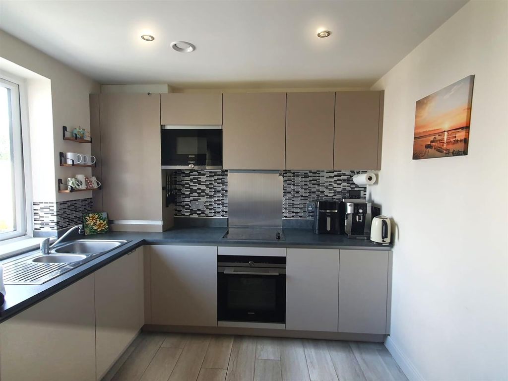 Property photo 3 of 10 Kitchen